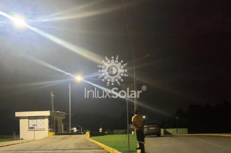 Éclairage solaire privé dans une zone industrielle en Equateur 