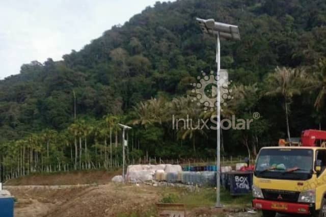 Lampadaires solaires en chantier sur l'île