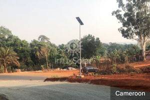 Lampes solaires installées sur une route de campagne au Cameroun